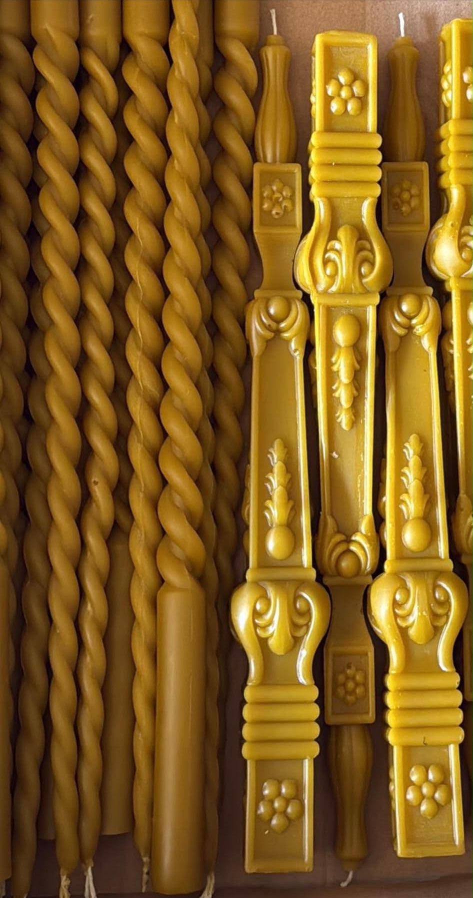 Candele artigianali in cera d'api lavorate a mano, con decorazioni intrecciate e a spirale